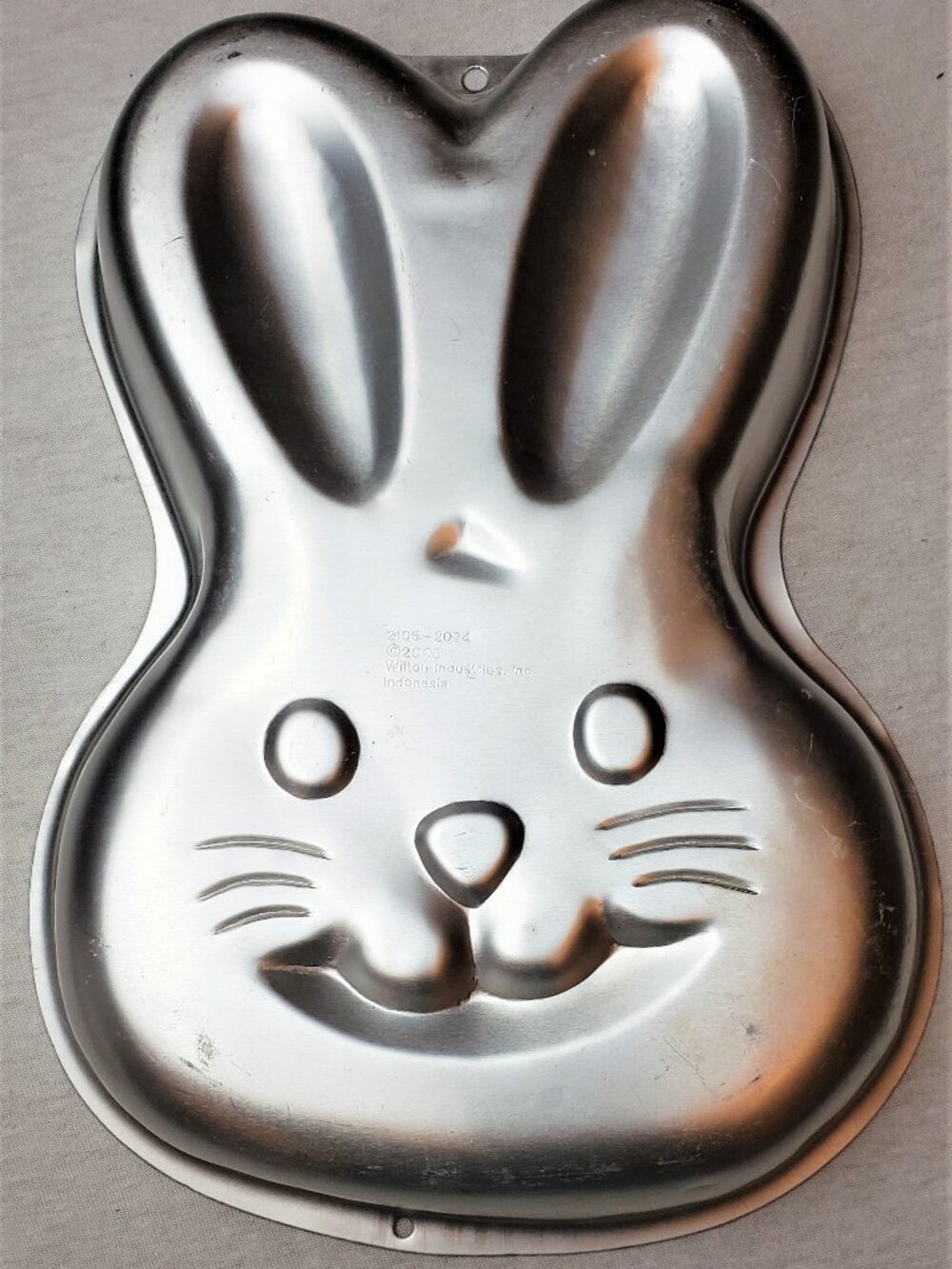Vintage Wilton Easter Bunny Head Cake Pan 9"W x 13"H Aluminum 2003 2105-2074